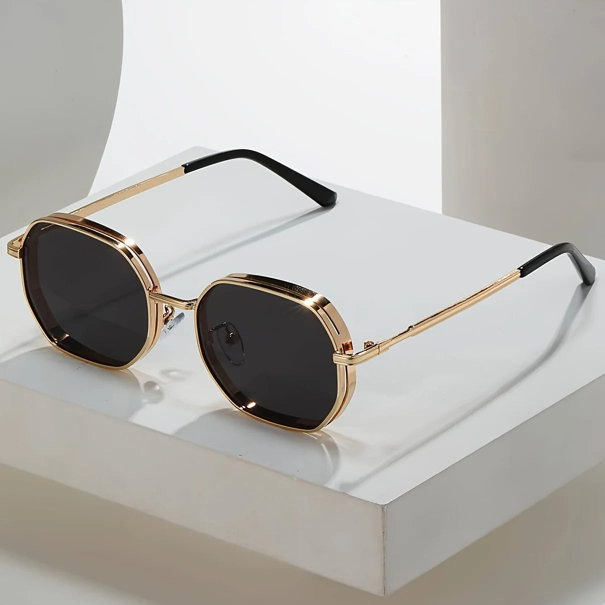 THE NICO™ HORIZON SHADES